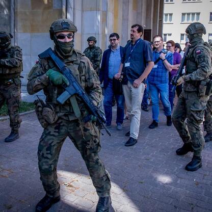 Armaty w formacji przed Urzędem Marszałkowskim Województwa Śląskiego w Katowicach. (wygenerowano przez AI)