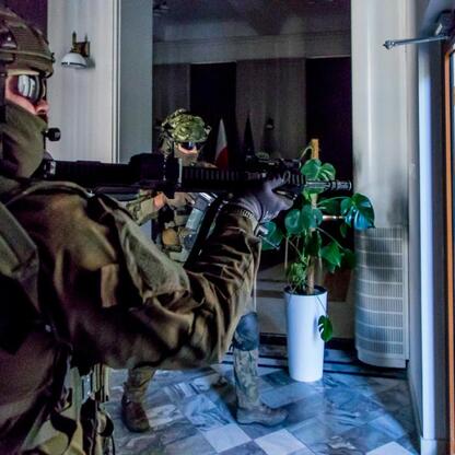 Armaty i szturm w gmachu Urzędu Marszałkowskiego Województwa Śląskiego. (wygenerowano przez AI)