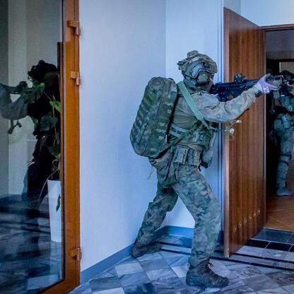 Armaty i szturm w gmachu Urzędu Marszałkowskiego Województwa Śląskiego. (wygenerowano przez AI)