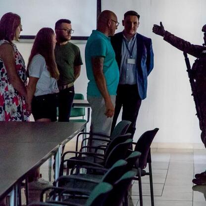 Zdjęcie przedstawia ćwiczenia ewakuacyjne w gmachu Urzędu Marszałkowskiego Województwa Śląskiego. (wygenerowano przez AI)