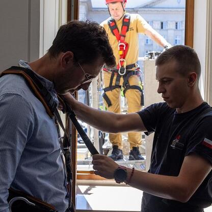 Pracownicy Urzędu Marszałkowskiego Województwa Śląskiego uczestniczą w ćwiczeniach ewakuacyjnych, dostosowując bezpieczeństwa i przygotowania do sytuacji kryzysowych. (wygenerowano przez AI)