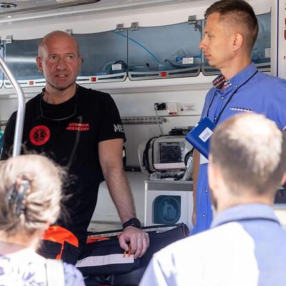 Wewnątrz ambulansu, lekarz medyczny w mundurze 