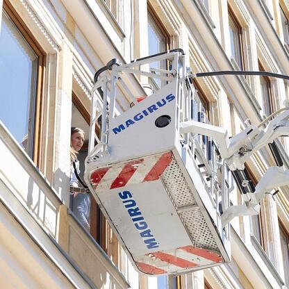 Magirus aerial work platform used for window inspection at Silesian Voivodeship Marshal's Office training exercise. (wygenerowano przez AI)