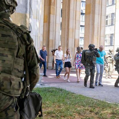 Armaty i mundury wojskowe przed Urzędem Marszałkowskim Województwa Śląskiego w Katowicach. (wygenerowano przez AI)