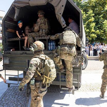 Zdjęcie przedstawia żołnierzy z 13 Śląskiej Brygady Obrony Terytorialnej w trakcie ćwiczeń ewakuacyjnych w Urzędzie Marszałkowskim Województwa Śląskiego. (wygenerowano przez AI)