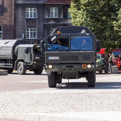 Jelcz na cobbled street przed Urzędem Marszałkowskim Województwa Śląskiego, podczas ćwiczeń kryzysowych. (wygenerowano przez AI)