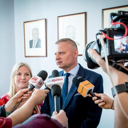 W trakcie konferencji prasowej w Urzędzie Marszałkowskim Województwa Śląskiego, przedstawiciele samorządu i mediów omawiają projekt 