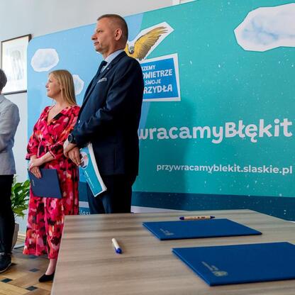 Trzech członków Zarządu Województwa Śląskiego podpisuje umowę na kontynuację kampanii edukacyjno-informacyjnej 
