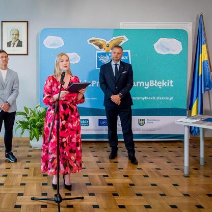 Rafał Adamczyk i Joanna Bojczuk podczas uroczystości w Urzędzie Marszałkowskim Województwa Śląskiego, gdzie prezentują projekt 