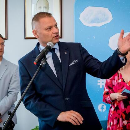 Członkowie Zarządu Województwa Śląskiego podpisują umowę na realizację II edycji kampanii edukacyjno-informacyjnej 