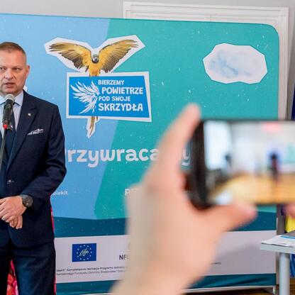 Członek Zarządu Województwa Śląskiego, Rafał Adamczyk, przemawia na podium w Urzędzie Marszałkowskim Województwa Śląskiego, podczas kampanii edukacyjno-informacyjnej 