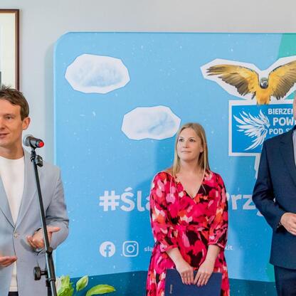 Grupa czterech osób podczas uroczystości podpisania umowy na II edycję kampanii edukacyjno-informacyjnej 