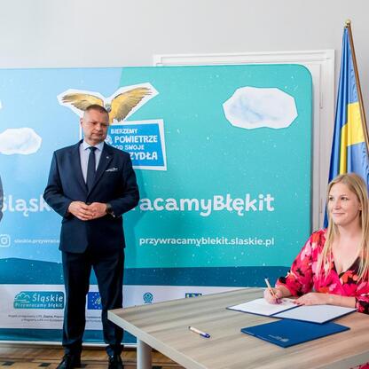 Podpis pod zdjęciem: Członkowie Zarządu Województwa Śląskiego podpisują umowę na II edycję kampanii edukacyjno-informacyjnej 