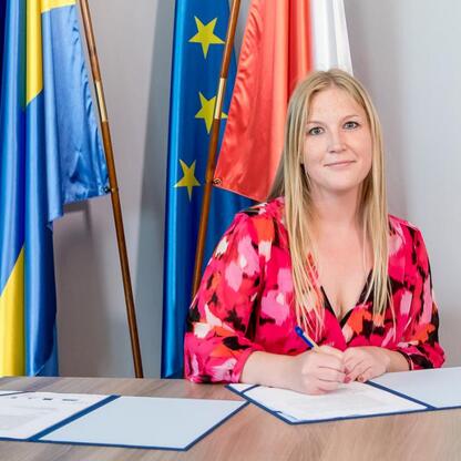 Joanna Bojczuk podpisuje dokumenty w Urzędzie Marszałkowskim Województwa Śląskiego, związany z realizacją kampanii edukacyjno-informacyjnej 