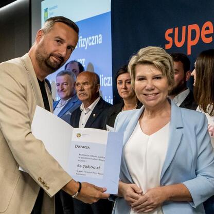 Ceremonia wręczenia certyfikatu o wartości 64,708 zł na Stadionie Śląskim. (wygenerowano przez AI)