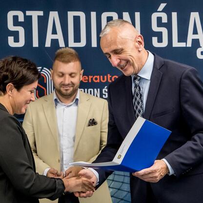 Ceremonialny szczyt w Stadionie Śląskim: Leszek Pietraszek zakończył otwarty konkurs ofert na kulturę fizyczną i bezpieczeństwo publiczne. (wygenerowano przez AI)