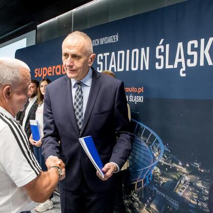 Wicemarszałek Leszek Pietraszek uczestniczy w ceremonii na Stadionie Śląskim, wspierając działania kultury fizycznej i bezpieczeństwa publicznego. (wygenerowano przez AI)