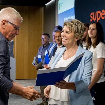 Ceremonia w Superauto.pl Stadion Śląski z okazji pierwszego etapu inicjatywy bezpieczeństwa i kultury fizycznej. (wygenerowano przez AI)