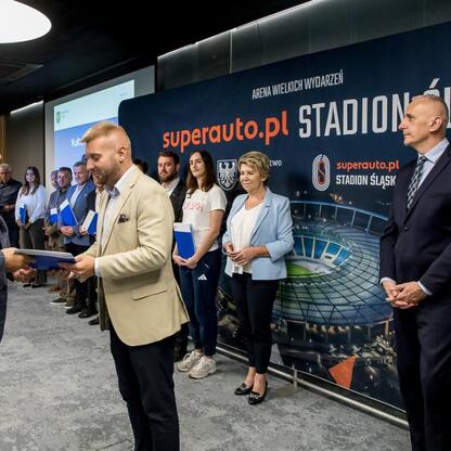 Wicemarszałek Leszek Pietraszek uczestniczy w ceremonii podpisania dokumentów na Superauto.pl Stadion Śląski. (wygenerowano przez AI)