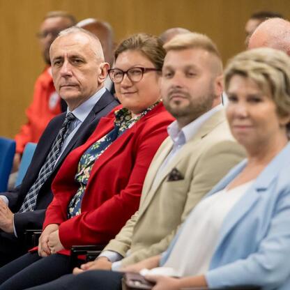 Wicemarszałek Leszek Pietraszek przemawia na ceremonii w Stadionie Śląskim, podkreślając znaczenie konkursu w dziedzinie kultury fizycznej i bezpieczeństwa publicznego. (wygenerowano przez AI)