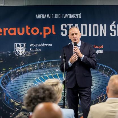 Wicemarszałek Leszek Pietraszek przemawia na stadionie Superauto.pl, podkreślając znaczenie kultury fizycznej i bezpieczeństwa publicznego. (wygenerowano przez AI)