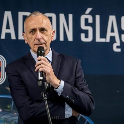 Wicemarszałek Leszek Pietraszek przemawia na ceremonii w Stadionie Śląskim, podkreślając znaczenie wsparcia dla kultury fizycznej i bezpieczeństwa publicznego. (wygenerowano przez AI)