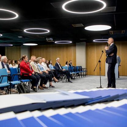 Ceremonia ogłoszenia zwycięzców konkursu ofert w kulturze fizycznej i bezpieczeństwie publicznym w Stadionie Śląskim. (wygenerowano przez AI)