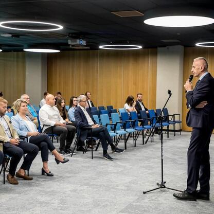 Wicemarszałek Leszek Pietraszek przemawia na ceremonii wręczenia grantów dla kultury fizycznej i bezpieczeństwa publicznego w Stadionie Śląskim. (wygenerowano przez AI)