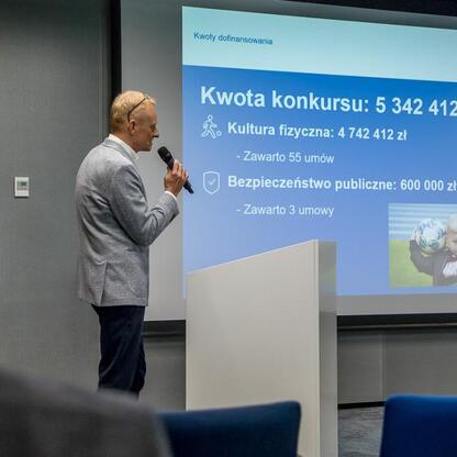 Konferencja o finansowaniu kultury fizycznej i bezpieczeństwa publicznego w Sosnowcu. (wygenerowano przez AI)