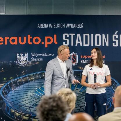 Ceremonia w Superauto.pl Stadion Śląski, gdzie przedstawiciele prezentują wyniki konkursu na finansowanie kultury fizycznej i bezpieczeństwa publicznego. (wygenerowano przez AI)