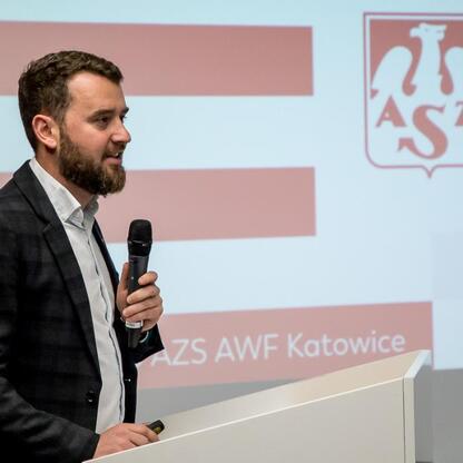 Podczas ceremonii wręczenia grantów dla projektów w dziedzinie kultury fizycznej i bezpieczeństwa publicznego na Stadionie Śląskim. (wygenerowano przez AI)