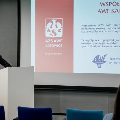 Prezentacja sportowa w Katowicach, wspierana przez AWF Katowice. (wygenerowano przez AI)