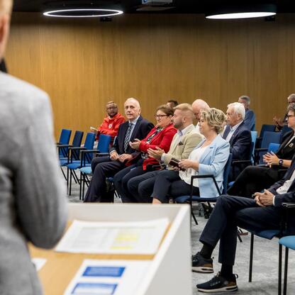 Wicemarszałek Leszek Pietraszek przemawia na konferencji o finansowaniu kultury fizycznej i bezpieczeństwa publicznego. (wygenerowano przez AI)