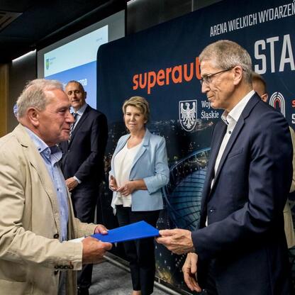 Wicemarszałek Leszek Pietraszek podczas ceremonii ogłoszenia zwycięzców konkursu na zadania w dziedzinie kultury fizycznej i bezpieczeństwa publicznego w Superauto.pl Stadion Śląski. (wygenerowano przez AI)
