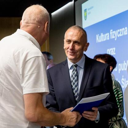 Wicemarszałek Leszek Pietraszek przemawia na ceremonii w Stadionie Śląskim, wspierając działania w dziedzinie kultury fizycznej i bezpieczeństwa publicznego. (wygenerowano przez AI)