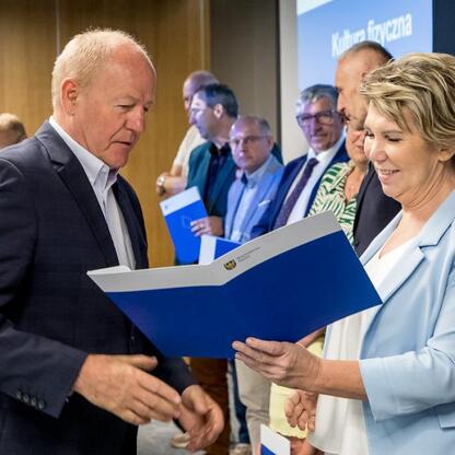Ceremonia wręczenia certyfikatów na Stadionie Śląskim, promujące kulturę fizyczną i bezpieczeństwo publiczne. (wygenerowano przez AI)