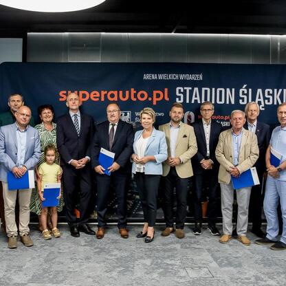 Leszek Pietraszek, Wicemarszałek Województwa Śląskiego, uczestniczy w ceremonii wręczenia nagród w Superauto.pl Stadion Śląski. (wygenerowano przez AI)