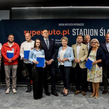 Leszek Pietraszek, Wicemarszałek Województwa Śląskiego, podczas ceremonii wręczenia nagród w konkursie kultury fizycznej i bezpieczeństwa publicznego. (wygenerowano przez AI)