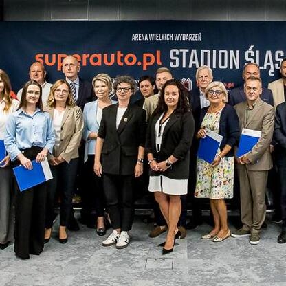 Wicemarszałek Leszek Pietraszek z wizytą w Superauto.pl Stadion Śląski podczas ceremonii dofinansowania projektów w dziedzinie kultury fizycznej i bezpieczeństwa publicznego. (wygenerowano przez AI)