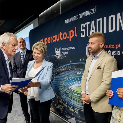 Wicemarszałek Leszek Pietraszek wraz z uczestnikami ceremonii ogłoszenia zwycięzców konkursu na Superauto.pl Stadion Śląski. (wygenerowano przez AI)