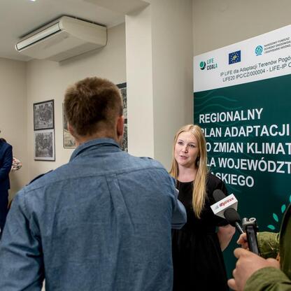 W Mikołowie prezentowana jest Regionalna Strategia Adaptacji do zmian klimatu dla Śląska. (wygenerowano przez AI)