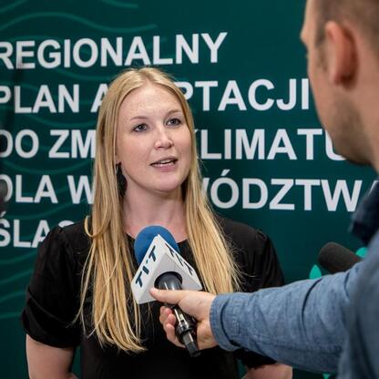 Wojewódzka dyskusja o planie adaptacji do zmian klimatu w Silesia. (wygenerowano przez AI)