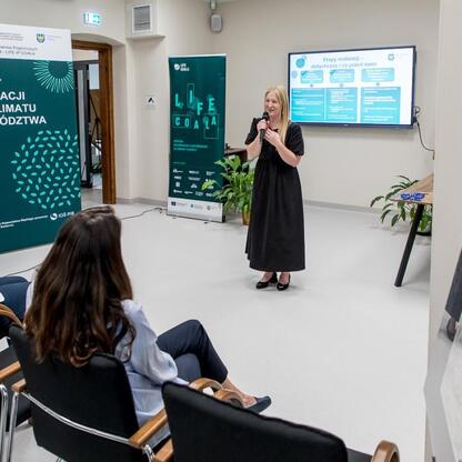 Podczas prezentacji Regionalnego Planu Adaptacji do zmian klimatu w Mikołowie, Joanna Bojczuk, członek Zarządu Województwa Śląskiego, przemawia do publiczności. (wygenerowano przez AI)