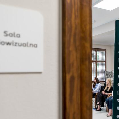 W sali audiowizualnej w Mikołowie omawiany jest Regionalny Plan Adaptacji do zmian klimatu dla Śląska. (wygenerowano przez AI)