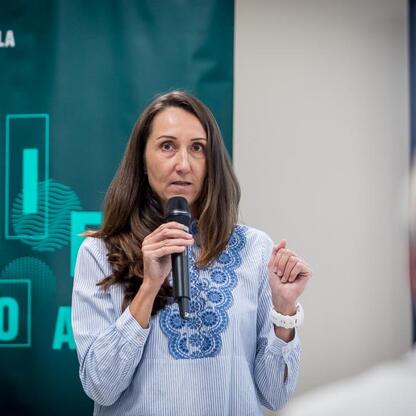 Podczas prezentacji dotyczącej Regionalnego Planu Adaptacji do zmian klimatu województwa śląskiego, kobieta przemawia o strategiach lokalnych. (wygenerowano przez AI)