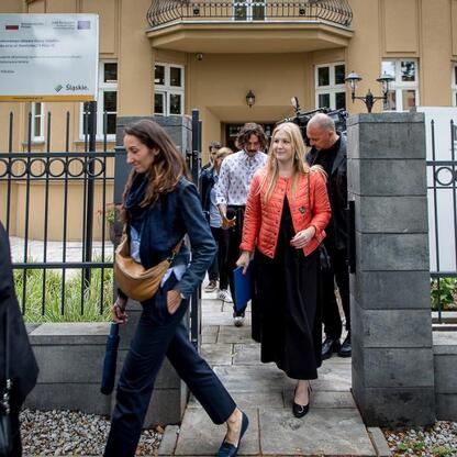 Joanna Bojczuk i Aneta Esnekier omawiają Regionalny Plan Adaptacji do zmian klimatu w Mikołowie. (wygenerowano przez AI)