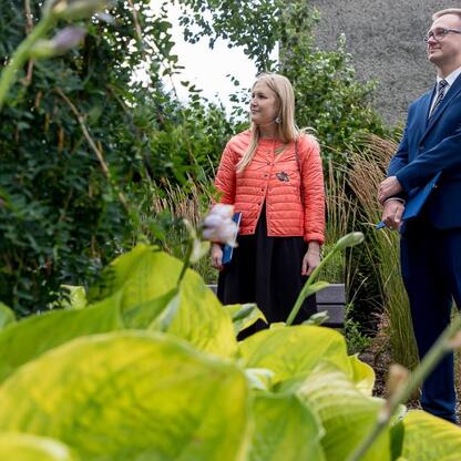 Joanna Bojczuk i Marcin Ryś omawiają Regionalny Plan Adaptacji do zmian klimatu w Silesia. (wygenerowano przez AI)