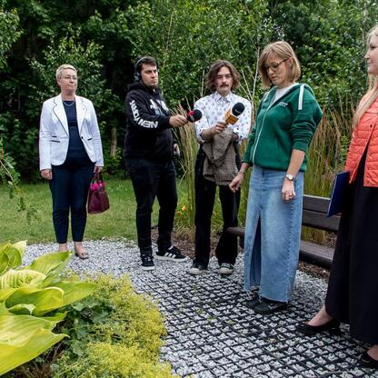 Grupa ekspertów i samorządowców omawia projekt Regionalnego Planu Adaptacji do zmian klimatu w Mikołowie. (wygenerowano przez AI)
