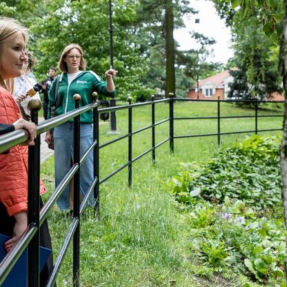 Joanna Bojczuk i Aneta Esnekier uczestniczą w edukacyjnym spacerze w parku w Mikołowie, omawiając zasady dostosowania do zmian klimatu. (wygenerowano przez AI)