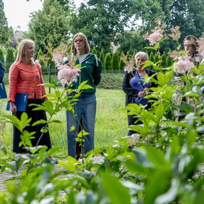 Joanna Bojczuk i Aneta Esnekier omawiają Regionalny Plan Adaptacji do zmian klimatu w Mikołowie. (wygenerowano przez AI)